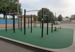 Parque de Calistenia DUCG 2002 instalado sobre suelo de caucho continuo