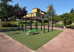 Parque de calistenia en una plaza publica