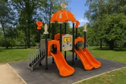 Parque infantil Andromeda instalado en un parque publico