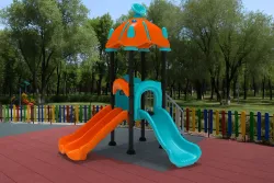 Parque infantil Apolo instalado en un parque publico