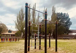 parque con barras de calistenia