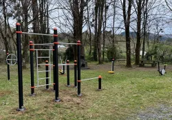 parque con circuito biosaludable y zona de calistenia