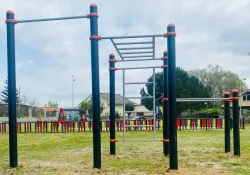 parque de calistenia sobre suelo de hierba