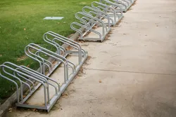 Aparcabicis DUMUAP 01 en parque urbano